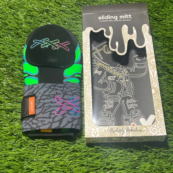 NY Yankee Jazz  Chisholm 🔥 Absolutely Ridiculous Out Of This World Sliding Mitt - Picture 2 of 2